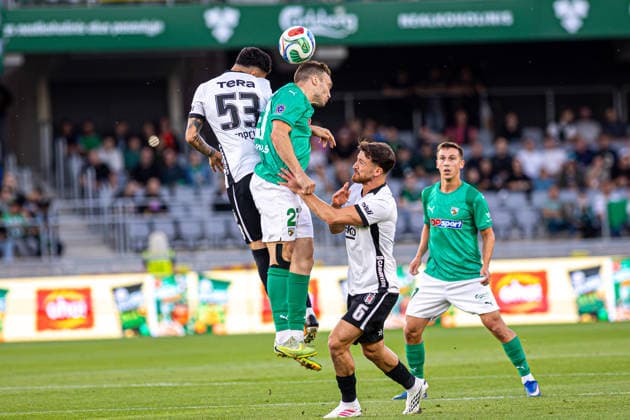 UEFA Europa League play-offs, 2nd leg – Kauno Žalgiris vs Besiktas at Dariaus ir Gireno Stadium, Kaunas, Lithuania. Emirhan Topçu challenges Gabriel Debeljuh in a head fight during the UEFA Europa League play-offs second leg match between Kauno Žalgiris and Besiktas at Dariaus ir Gireno Stadium in Kaunas, Lithuania. Kaunas Kaunas Lithuania