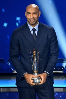 L ancien footballeur français Thierry Henry lors du tirage au sort de la phase de ligue de l’édition 2026-2027 de la Ligue des champions au Grimaldi Forum de Monaco, le 27 août 2026. Bruno Bebert Bestimage The 2026 27 UEFA Champions League league phase draw at the Grimaldi Forum in Monaco on August 27, 2026. Monaco Monaco  Copyright: xBrunoxBebertx xBestimagexBrunoxBebertx xBestimagex