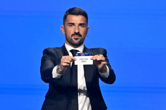 L ancien footballeur David Villa montre le papier portant le nom du LOSC Lille (France), lors du tirage au sort de la phase de ligue de l’édition 2026-2027 de la Ligue des champions au Grimaldi Forum de Monaco, le 27 août 2026. Bruno Bebert Bestimage The 2026 27 UEFA Champions League league phase draw at the Grimaldi Forum in Monaco on August 27, 2026. Monaco Monaco  Copyright: xBrunoxBebertx xBestimagexBrunoxBebertx xBestimagex