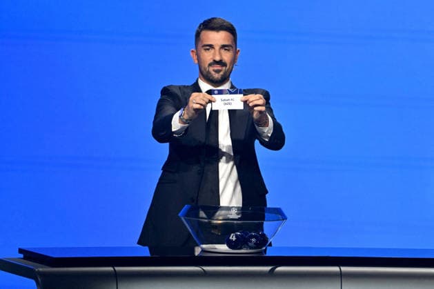 L ancien footballeur David Villa montre le papier portant le nom du Sabah FC (Azerbaïdjan), lors du tirage au sort de la phase de ligue de l’édition 2026-2027 de la Ligue des champions au Grimaldi Forum de Monaco, le 27 août 2026. Bruno Bebert Bestimage The 2026 27 UEFA Champions League league phase draw at the Grimaldi Forum in Monaco on August 27, 2026. Monaco Monaco  Copyright: xBrunoxBebertx xBestimagexBrunoxBebertx xBestimagex
