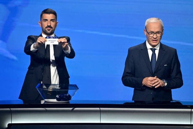 L ancien footballeur David Villa montre le papier portant le nom du VFB Stuttgart (Allemangne), et Giorgio Marchetti lors du tirage au sort de la phase de ligue de l’édition 2026-2027 de la Ligue des champions au Grimaldi Forum de Monaco, le 27 août 2026. Bruno Bebert Bestimage The 2026 27 UEFA Champions League league phase draw at the Grimaldi Forum in Monaco on August 27, 2026 in Monaco. Monaco Monaco  Copyright: xBrunoxBebertx xBestimagexBrunoxBebertx xBestimagex