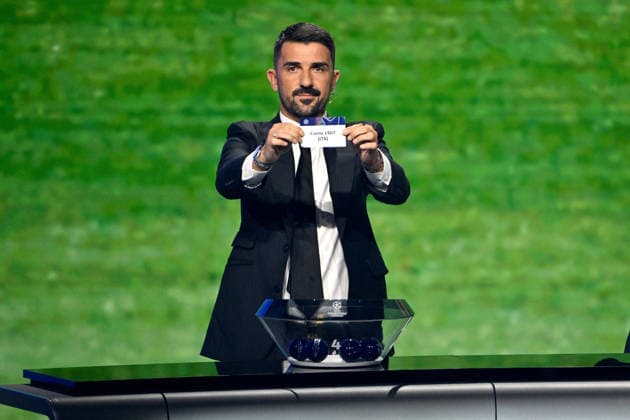 L ancien footballeur David Villa montre le papier portant le nom du Como 1907 (Italie), lors du tirage au sort de la phase de ligue de l’édition 2026-2027 de la Ligue des champions au Grimaldi Forum de Monaco, le 27 août 2026. Bruno Bebert Bestimage The 2026 27 UEFA Champions League league phase draw at the Grimaldi Forum in Monaco on August 27, 2026. Monaco Monaco  Copyright: xBrunoxBebertx xBestimagexBrunoxBebertx xBestimagex