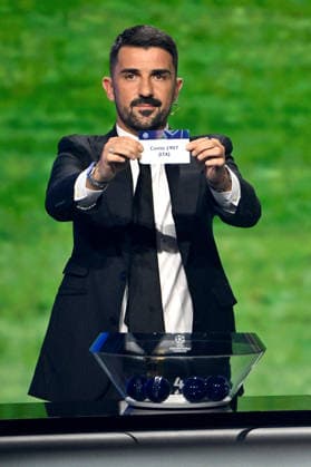L ancien footballeur David Villa montre le papier portant le nom du Como 1907 (Italie), lors du tirage au sort de la phase de ligue de l’édition 2026-2027 de la Ligue des champions au Grimaldi Forum de Monaco, le 27 août 2026. Bruno Bebert Bestimage The 2026 27 UEFA Champions League league phase draw at the Grimaldi Forum in Monaco on August 27, 2026. Monaco Monaco  Copyright: xBrunoxBebertx xBestimagexBrunoxBebertx xBestimagex