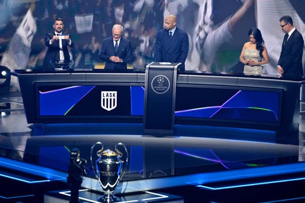 David Villa montre le papier portant le nom du Lask (Autriche), Giorgio Marchetti et Thierry Henry lors du tirage au sort de la phase de ligue de l’édition 2026-2027 de la Ligue des champions au Grimaldi Forum de Monaco, le 27 août 2026. Bruno Bebert Bestimage The 2026 27 UEFA Champions League league phase draw at the Grimaldi Forum in Monaco on August 27, 2026. Monaco Monaco  Copyright: xBrunoxBebertx xBestimagexBrunoxBebertx xBestimagex