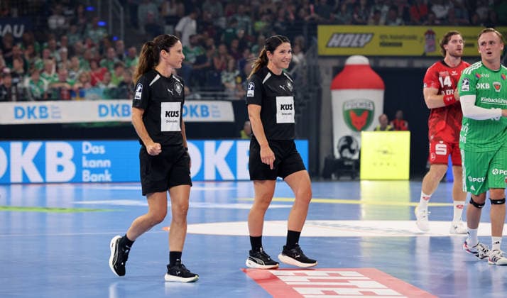 Schiedsrichterinnen Tanjs Kuttler und Maike Merz leiten das Spiel Handball HBL Bundesliga Herren 1. Spieltag Saison 2026 2027 27.08.2026 Füchse Berlin vs MT Melsungen