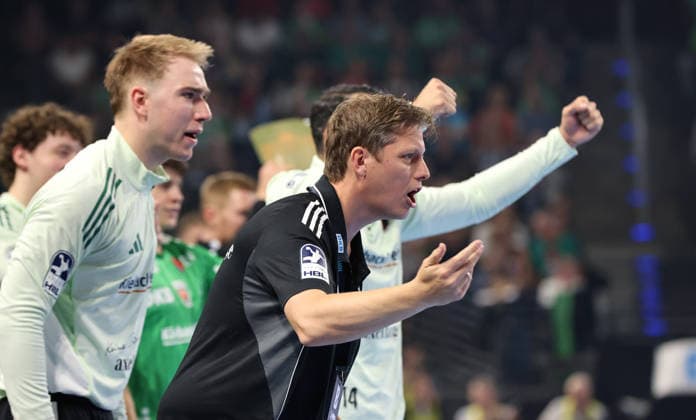 Torwart Lasse Ludwig, Trainer Nicolej Krickau feuert an Aktion Oberkörper Handball HBL Bundesliga Herren 1. Spieltag Saison 2026 2027 27.08.2026 Füchse Berlin vs MT Melsungen