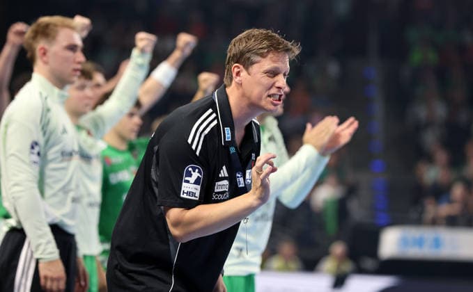 Torwart Lasse Ludwig, Trainer Nicolej Krickau feuert an Aktion Oberkörper Handball HBL Bundesliga Herren 1. Spieltag Saison 2026 2027 27.08.2026 Füchse Berlin vs MT Melsungen