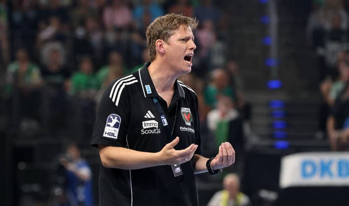 Trainer Nicolej Krickau zeigend, gestikulierend Aktion Oberkörper Handball HBL Bundesliga Herren 1. Spieltag Saison 2026 2027 27.08.2026 Füchse Berlin vs MT Melsungen