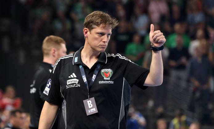 Trainer Nicolej Krickau zeigt Daumen hoch Aktion Oberkörper Handball HBL Bundesliga Herren 1. Spieltag Saison 2026 2027 27.08.2026 Füchse Berlin vs MT Melsungen