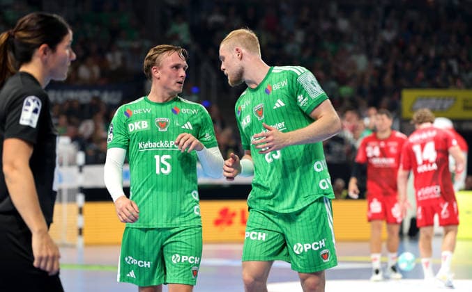 Tobias Schjoelberg Groendahl redet mit Matthes Langhoff Aktion Oberkörper Handball HBL Bundesliga Herren 1. Spieltag Saison 2026 2027 27.08.2026 Füchse Berlin vs MT Melsungen
