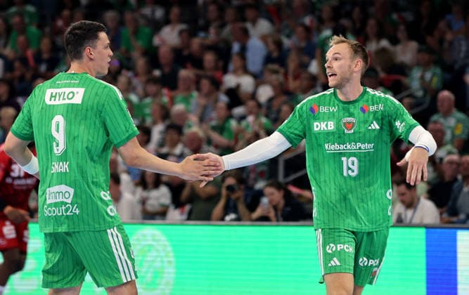 Frederik Simak klatscht ab mit Mathias Gidsel Aktion Oberkörper Handball HBL Bundesliga Herren 1. Spieltag Saison 2026 2027 27.08.2026 Füchse Berlin vs MT Melsungen