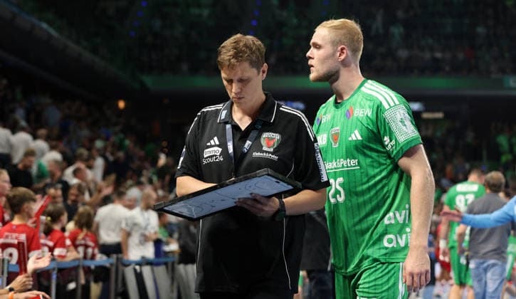 Trainer Nicolej Krickau mit Taktiktafel, Matthes Langhoff Aktion Oberkörper Handball HBL Bundesliga Herren 1. Spieltag Saison 2026 2027 27.08.2026 Füchse Berlin vs MT Melsungen