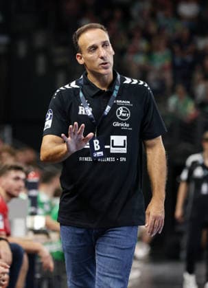 Trainer Roberto Garcia Parrondo gibt Anweisungen Aktion Oberkörper Handball HBL Bundesliga Herren 1. Spieltag Saison 2026 2027 27.08.2026 Füchse Berlin vs MT Melsungen