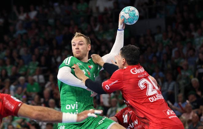 Mathias Gidsel am Ball, Daniel Dujshebaev Zweikampf Spielszene Aktion Handball HBL Bundesliga Herren 1. Spieltag Saison 2026 2027 27.08.2026 Füchse Berlin vs MT Melsungen