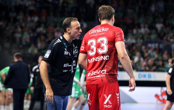 Trainer Roberto Garcia Parrondo redet mit Aaron Mensing Aktion Oberkörper Handball HBL Bundesliga Herren 1. Spieltag Saison 2026 2027 27.08.2026 Füchse Berlin vs MT Melsungen