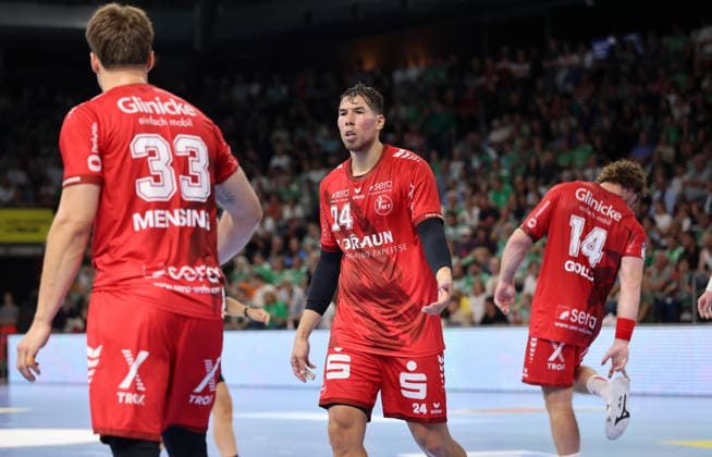 Aaron Mensing, Daniel Dujshebaev redet, Johannes Golla Aktion Oberkörper Handball HBL Bundesliga Herren 1. Spieltag Saison 2026 2027 27.08.2026 Füchse Berlin vs MT Melsungen