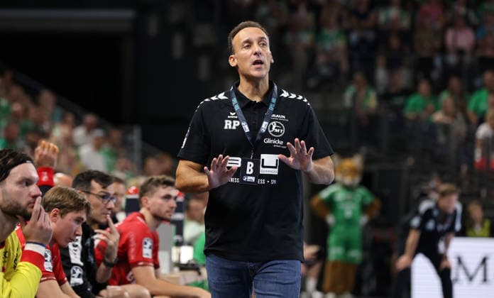 Trainer Roberto Garcia Parrondo gibt Anweisungen Aktion Oberkörper Handball HBL Bundesliga Herren 1. Spieltag Saison 2026 2027 27.08.2026 Füchse Berlin vs MT Melsungen