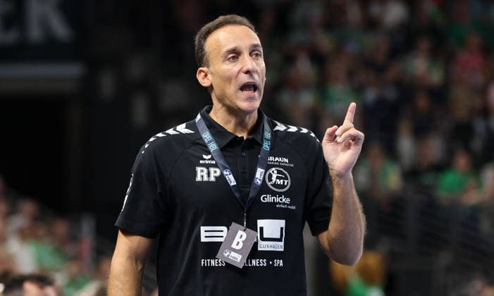 Trainer Roberto Garcia Parrondo gibt Anweisungen Aktion Oberkörper Handball HBL Bundesliga Herren 1. Spieltag Saison 2026 2027 27.08.2026 Füchse Berlin vs MT Melsungen