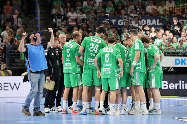 Trainer Nicolej Krickau redet mit der Mannschaft in der Auszeit Handball HBL Bundesliga Herren 1. Spieltag Saison 2026 2027 27.08.2026 Füchse Berlin vs MT Melsungen