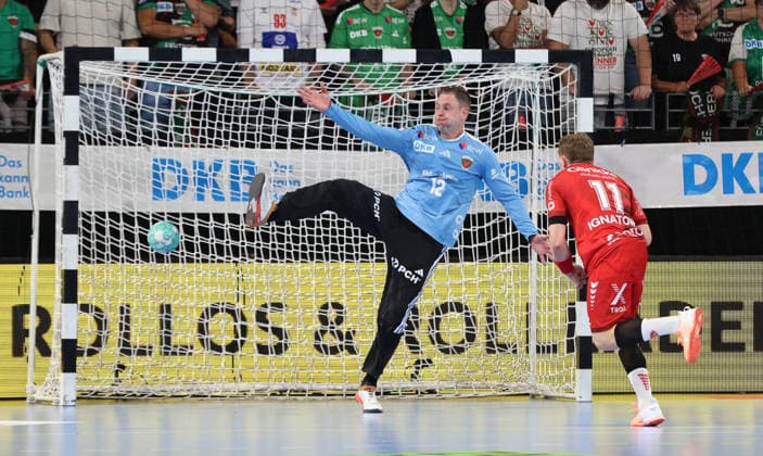 Dimitri Ignatow erzielt ein Tor gegen Torwart Andreas Palicka Handball HBL Bundesliga Herren 1. Spieltag Saison 2026 2027 27.08.2026 Füchse Berlin vs MT Melsungen