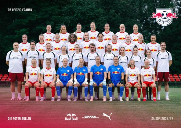 Mannschaftsfoto RB Leipzig Damen, 1.BL 2026 2027, 1.Reihe (sitzend) v. l. n. R.: Therese Simonsson, Sandra Starke, Mirja Kropp, Aude Waldbillig, Elvira Herzog, Sophie Lindner, Jasmien Mathys, Lou-Ann Joly; 2 Reihe: Karsten Klein (Mannschaftsleiter), Michael Gurski (Torfrau-Trainer), Maximilian Ewald (Athletiktrainer), Laura Stosno-Krohn (Athletiktrainerin), Marie Kirchhain (Spielanalystin), Jonas Stephan (Cheftrainer), Marius Nowoisky (Co-Trainer), Zsófia Rácz (Co-Trainerin), Maria Ebersbach (Physiotherapeutin), Johanna Schellhase (Physiotherapeutin), Manuel Hering (Organisation); 3.Reihe: Sára Pusztai, Annabel Schasching, Marleen Schimmer, Delice Boboy, Diána Németh, Emanuela Pfister, Marie Kleemann, Nele Quietzsch, Zenia Mertens, Lara Marti; 4. Reihe: Nikoline Dudek, Andrea Norheim, Charlotte Hulst, Nikée van Dijk, Alieke Tuin, Linde Veefkind, Emilía Ásgeirsdóttir *** RB Leipzig Women s Team Photo, 1st Division 2026–2027, 1st row (seated, from left to right): Therese Simonsson, Sandra Starke, Mirja Kropp, Aude Waldbillig, Elvira Herzog, Sophie Lindner, Jasmien Mathys, Lou Ann Joly; 2nd row: Karsten Klein, Team Manager; Michael Gurski, Goalkeeper Coach; Maximilian Ewald, Strength and Conditioning Coach; Laura Stosno Krohn, Strength and Conditioning Coach; Marie Kirchhain, Game Analyst; Jonas Stephan, Head Coach; Marius Nowoisky, Assistant Coach; Zsófia Rácz, Assistant Coach; Maria Ebersbach, Physical Therapist; Johanna Schellhase, Physical Therapist; Manuel Hering, Operations; 3rd row: Sára Pusztai, Annabel Schasching, Marleen Schimmer, Delice Boboy, Diána Németh, Emanuela Pfister, Marie Kleemann, Nele Quietzsch, Zenia Mertens, Lara Marti 4th Row: Nikoline Dudek, Andrea Norheim, Charlotte Hulst, Nikée van Dijk, Alieke Tuin, Linde Veefkind, Emilía Ásgeirsdóttir