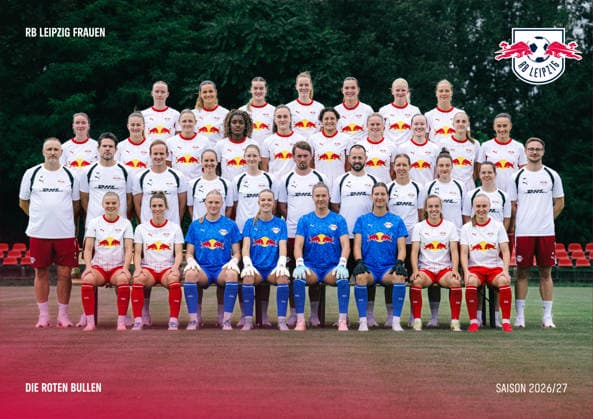Mannschaftsfoto RB Leipzig Damen, 1.BL 2026 2027, 1.Reihe (sitzend) v. l. n. R.: Therese Simonsson, Sandra Starke, Mirja Kropp, Aude Waldbillig, Elvira Herzog, Sophie Lindner, Jasmien Mathys, Lou-Ann Joly; 2 Reihe: Karsten Klein (Mannschaftsleiter), Michael Gurski (Torfrau-Trainer), Maximilian Ewald (Athletiktrainer), Laura Stosno-Krohn (Athletiktrainerin), Marie Kirchhain (Spielanalystin), Jonas Stephan (Cheftrainer), Marius Nowoisky (Co-Trainer), Zsófia Rácz (Co-Trainerin), Maria Ebersbach (Physiotherapeutin), Johanna Schellhase (Physiotherapeutin), Manuel Hering (Organisation); 3.Reihe: Sára Pusztai, Annabel Schasching, Marleen Schimmer, Delice Boboy, Diána Németh, Emanuela Pfister, Marie Kleemann, Nele Quietzsch, Zenia Mertens, Lara Marti; 4. Reihe: Nikoline Dudek, Andrea Norheim, Charlotte Hulst, Nikée van Dijk, Alieke Tuin, Linde Veefkind, Emilía Ásgeirsdóttir *** RB Leipzig Women s Team Photo, 1st Division 2026–2027, 1st row (seated, from left to right): Therese Simonsson, Sandra Starke, Mirja Kropp, Aude Waldbillig, Elvira Herzog, Sophie Lindner, Jasmien Mathys, Lou Ann Joly; 2nd row: Karsten Klein, Team Manager; Michael Gurski, Goalkeeper Coach; Maximilian Ewald, Strength and Conditioning Coach; Laura Stosno Krohn, Strength and Conditioning Coach; Marie Kirchhain, Game Analyst; Jonas Stephan, Head Coach; Marius Nowoisky, Assistant Coach; Zsófia Rácz, Assistant Coach; Maria Ebersbach, Physical Therapist; Johanna Schellhase, Physical Therapist; Manuel Hering, Operations; 3rd row: Sára Pusztai, Annabel Schasching, Marleen Schimmer, Delice Boboy, Diána Németh, Emanuela Pfister, Marie Kleemann, Nele Quietzsch, Zenia Mertens, Lara Marti 4th Row: Nikoline Dudek, Andrea Norheim, Charlotte Hulst, Nikée van Dijk, Alieke Tuin, Linde Veefkind, Emilía Ásgeirsdóttir