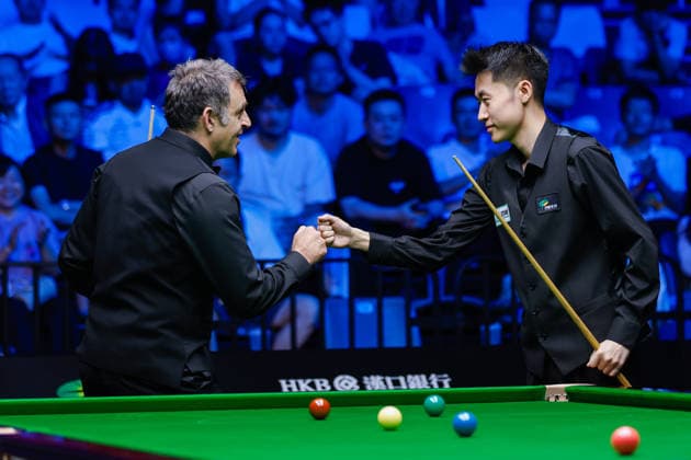 (260828) -- WUHAN, Aug. 28, 2026 -- Ronnie O Sullivan (L) of England and Chang Bingyu of China bump fists after the semifinal match at Wuhan Open 2026 snooker tournament in Wuhan, central China s Hubei Province, Aug. 28, 2026. ) (SP)CHINA-SNOOKER-WUHAN OPEN(CN) WuxZhizun 