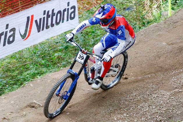 TRENTO, ITALY - AUGUST 28: Matt Walker from Great Britain suffered a rear tire puncture during his final training session before the Uci Mountainbike World Championship, WM, Weltmeisterschaft - Women and Men Elite Downhill qualifications at Val di Sole on August 28, 2026 in Trento, Italy. Trento Val di Sole Trento Italy Copyright: xJustPictures.ch FrancescoxMinghettix jp-en-EuSpIm-JP6_FRM_UCIWC_WMNDH_28_Aug_000148