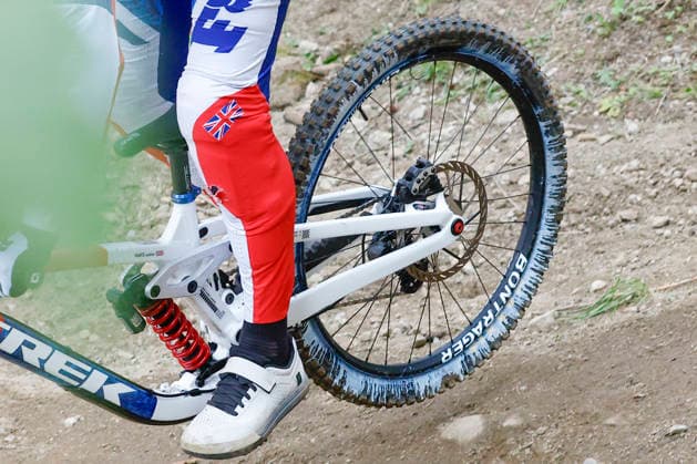 TRENTO, ITALY - AUGUST 28: Matt Walker from Great Britain suffered a rear tire puncture during his final training session before the Uci Mountainbike World Championship, WM, Weltmeisterschaft - Women and Men Elite Downhill qualifications at Val di Sole on August 28, 2026 in Trento, Italy. Trento Val di Sole Trento Italy Copyright: xJustPictures.ch FrancescoxMinghettix jp-en-EuSpIm-JP6_FRM_UCIWC_WMNDH_28_Aug_000150