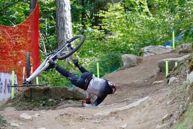 TRENTO, ITALY - AUGUST 28: Igor Franek from Poland crash on his final training before the Uci Mountainbike World Championship, WM, Weltmeisterschaft - Women and Men Elite Downhill qualifications at Val di Sole on August 28, 2026 in Trento, Italy. Trento Val di Sole Trento Italy Copyright: xJustPictures.ch FrancescoxMinghettix jp-en-EuSpIm-JP6_FRM_UCIWC_WMNDH_28_Aug_000153