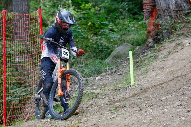 TRENTO, ITALY - AUGUST 28: Igor Franek from Poland check his protections after a crash on his final training before the Uci Mountainbike World Championship, WM, Weltmeisterschaft - Women and Men Elite Downhill qualifications at Val di Sole on August 28, 2026 in Trento, Italy. Trento Val di Sole Trento Italy Copyright: xJustPictures.ch FrancescoxMinghettix jp-en-EuSpIm-JP6_FRM_UCIWC_WMNDH_28_Aug_000155
