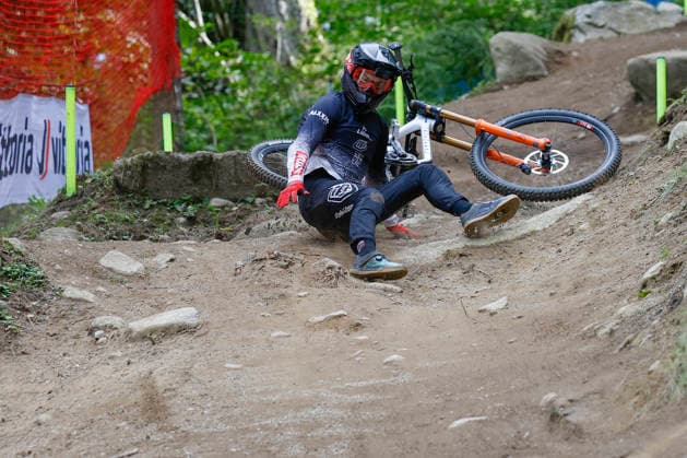TRENTO, ITALY - AUGUST 28: Igor Franek from Poland crash on his final training before the Uci Mountainbike World Championship, WM, Weltmeisterschaft - Women and Men Elite Downhill qualifications at Val di Sole on August 28, 2026 in Trento, Italy. Trento Val di Sole Trento Italy Copyright: xJustPictures.ch FrancescoxMinghettix jp-en-EuSpIm-JP6_FRM_UCIWC_WMNDH_28_Aug_000156