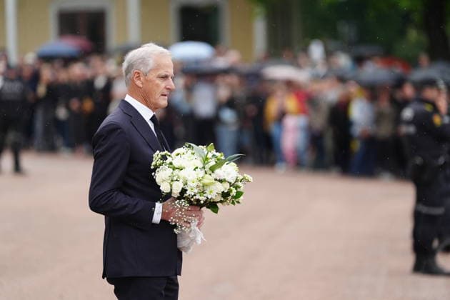 OSLO, NORGE 20260828 Norges statsminister Jonas Gahr Store lämnar blommor vid kungliga slottet i Oslo efter beskedet att Norges Kung Harald dött. OSLO NORGE x9200x