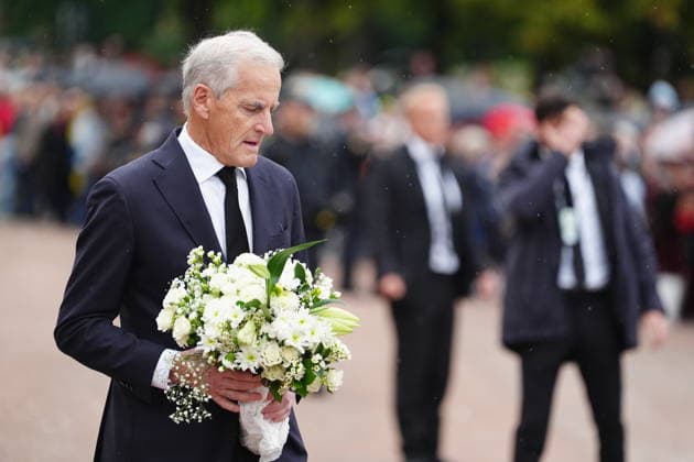 OSLO, NORWAY 20260828 Norwegian Prime Minister Jonas Gahr Store leaves flowers at the Royal Palace in Oslo after the news that Norway s King Harald has died. OSLO NORWAY x9200x