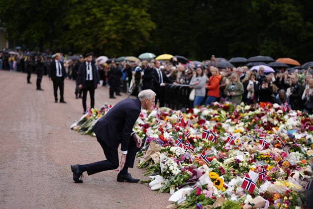 OSLO, NORWAY 20260828 Norwegian Prime Minister Jonas Gahr Store leaves flowers at the Royal Palace in Oslo after the news that Norway s King Harald has died. OSLO NORWAY x9200x