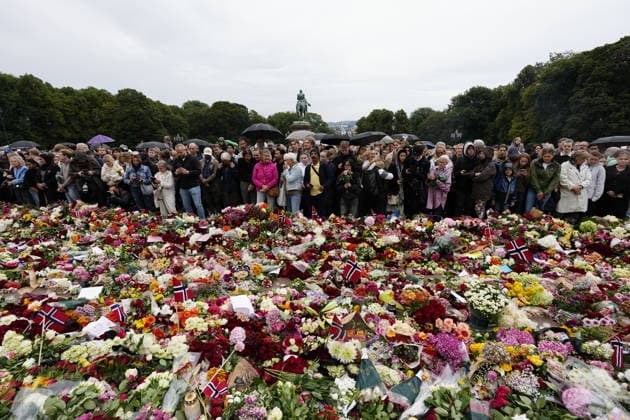OSLO, NORGE 20260828 Sörjande norrmän framför Kungliga slottet i Oslo efter beskedet att Norges Kung Harald dött. OSLO NORGE x9200x