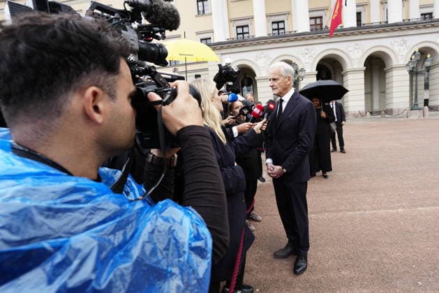 OSLO, NORWAY 20260828 Norwegian Prime Minister Jonas Gahr Store leaves flowers at the Royal Palace in Oslo after the news that Norway s King Harald has died. OSLO NORWAY x9200x