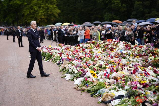 OSLO, NORWAY 20260828 Norwegian Prime Minister Jonas Gahr Store leaves flowers at the Royal Palace in Oslo after the news that Norway s King Harald has died. OSLO NORWAY x9200x