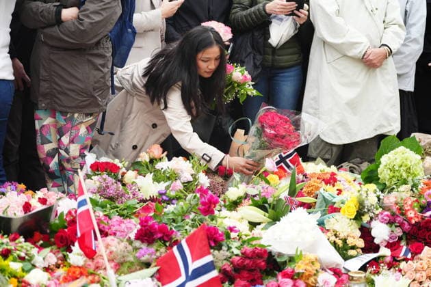 OSLO, NORWAY 20260828 Mourning Norwegians leave flowers and candles in front of the Royal Palace in Oslo after the news that Norway s King Harald has died. OSLO NORWAY x9200x