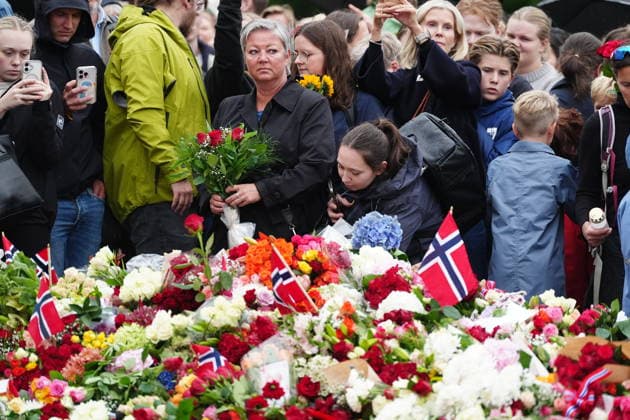 OSLO, NORWAY 20260828 Mourning Norwegians leave flowers and candles in front of the Royal Palace in Oslo after the news that Norway s King Harald has died. OSLO NORWAY x9200x
