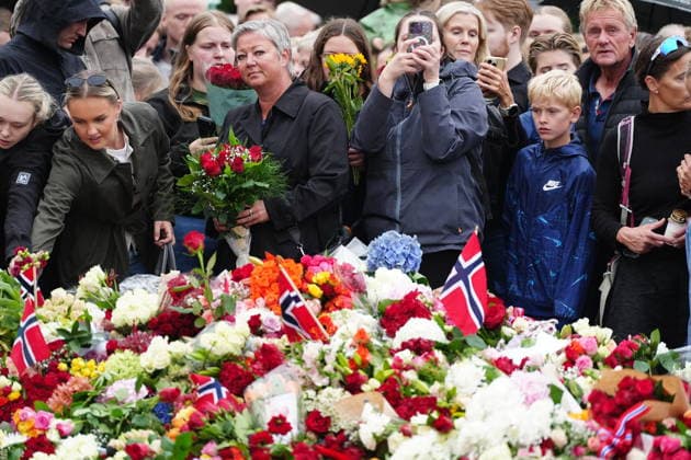 OSLO, NORWAY 20260828 Mourning Norwegians leave flowers and candles in front of the Royal Palace in Oslo after the news that Norway s King Harald has died. OSLO NORWAY x9200x