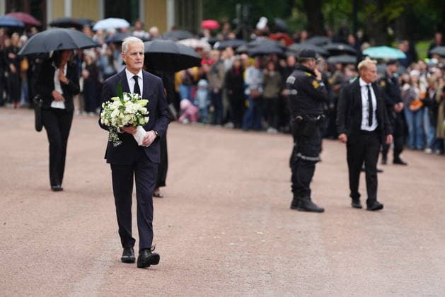 OSLO, NORWAY 20260828 Norwegian Prime Minister Jonas Gahr Store leaves flowers at the Royal Palace in Oslo after the news that Norway s King Harald has died. OSLO NORWAY x9200x