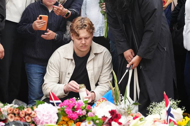 OSLO, NORGE 20260828 Sörjande norrmän lämnar blommor och ljus framför Kungliga slottet i Oslo efter beskedet att Norges Kung Harald dött. OSLO NORGE x9200x