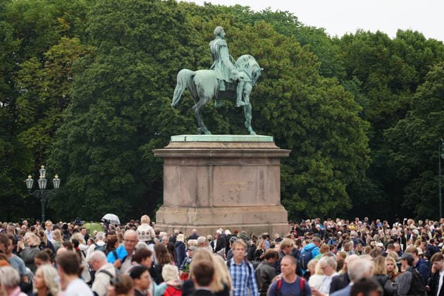 OSLO, NORGE 20260828 Sörjande norrmän framför Kungliga slottet i Oslo efter beskedet att Norges Kung Harald dött. OSLO NORGE x9200x