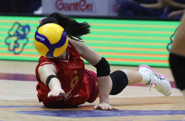 (260828) -- TIANJIN, Aug. 28, 2026 -- Pham Quynh Huong of Vietnam saves the ball during the quarterfinal match between China and Vietnam at AVC Women s Volleyball Continental Championship in Tianjin, China, Aug. 28, 2026. ) (SP)CHINA-TIANJIN-VOLLEYBALL-AVC WOMEN S CONTINENTAL CHAMPIONSHIP-CHN VS VIE (CN) SunxFanyue 