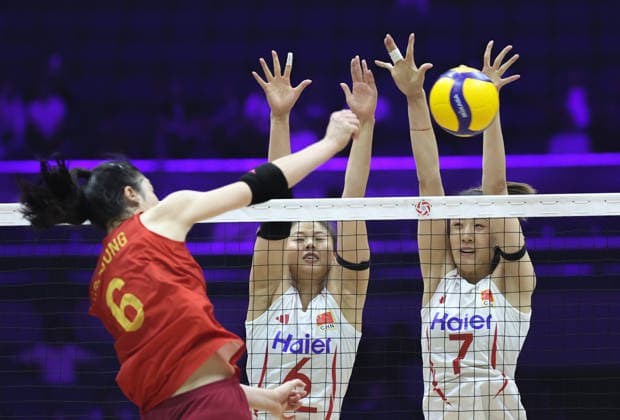 (260828) -- TIANJIN, Aug. 28, 2026 -- Gong Xiangyu (C) and Wang Yuanyuan (R) of China compete during the quarterfinal match between China and Vietnam at AVC Women s Volleyball Continental Championship in Tianjin, China, Aug. 28, 2026. ) (SP)CHINA-TIANJIN-VOLLEYBALL-AVC WOMEN S CONTINENTAL CHAMPIONSHIP-CHN VS VIE (CN) SunxFanyue 