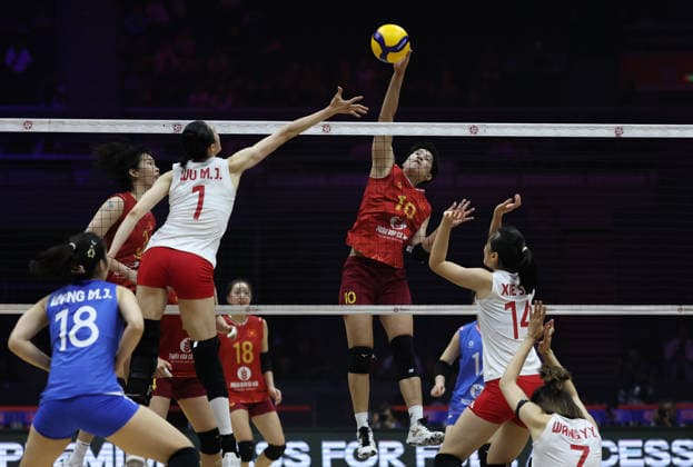 (260828) -- TIANJIN, Aug. 28, 2026 -- Le Nhu Anh (C) of Vietnam competes during the quarterfinal match between China and Vietnam at AVC Women s Volleyball Continental Championship in Tianjin, China, Aug. 28, 2026. ) (SP)CHINA-TIANJIN-VOLLEYBALL-AVC WOMEN S CONTINENTAL CHAMPIONSHIP-CHN VS VIE (CN) SunxFanyue 