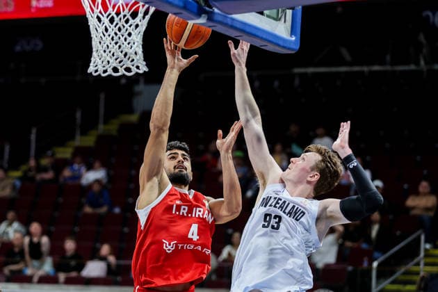 (260828) -- PASAY CITY, Aug. 28, 2026 -- Alireza Sharifi (L) of Iran goes for a layup during the second round match between New Zealand and Iran of the FIBA World Cup Asian Qualifiers in Pasay City, the Philippines, Aug. 28, 2026. (Photo by Xinhua) (SP)PHILIPPINES-PASAY CITY-FIBA BASKETBALL WORLD CUP-QUALIFIERS-NZL VS IRI RouellexUmali 