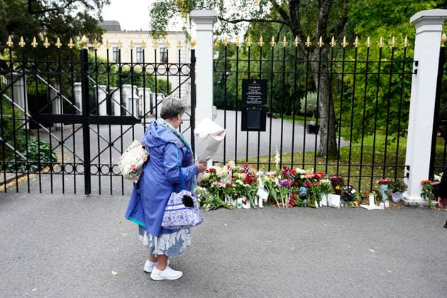 OSLO, NORGE 20260828 Sörjande norrmän lämnar blommor vid Kungliga slottet i Oslo efter beskedet att Norges Kung Harald dött. OSLO NORGE x9200x