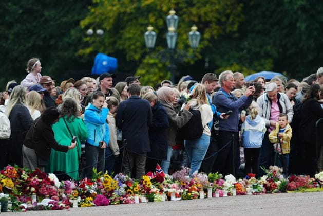 OSLO, NORWAY 20260828 Mourning Norwegians in front of the Royal Palace in Oslo after the news that Norway s King Harald has died. OSLO NORWAY x9200x